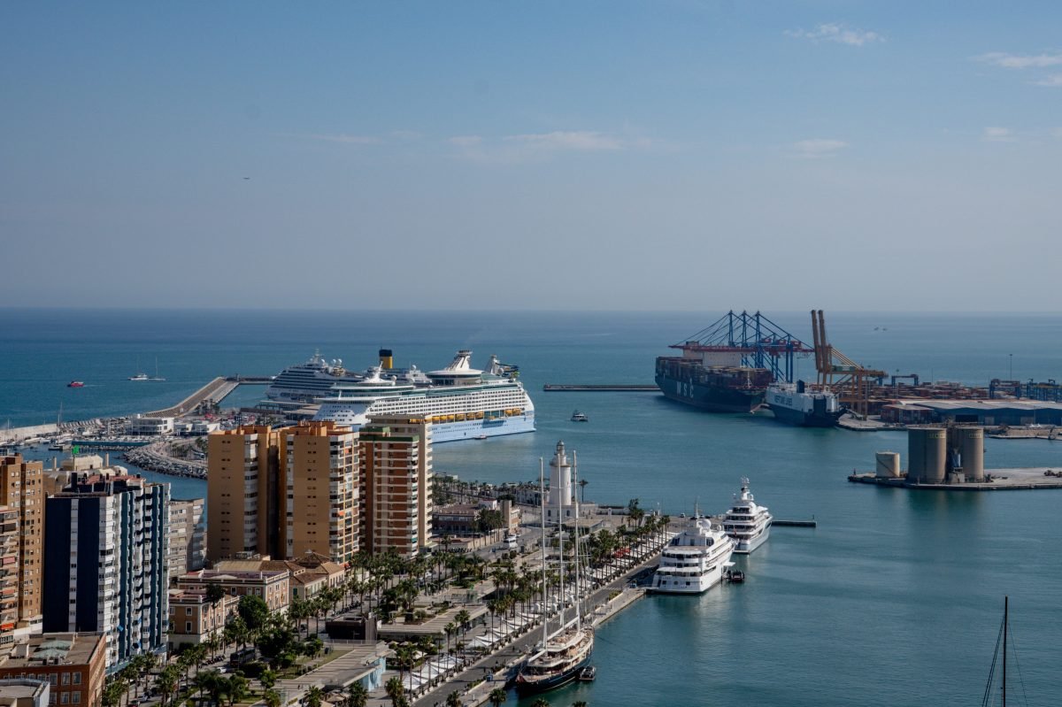 Obras de rehabilitación en el paramento del muelle 4 del Puerto de Málaga