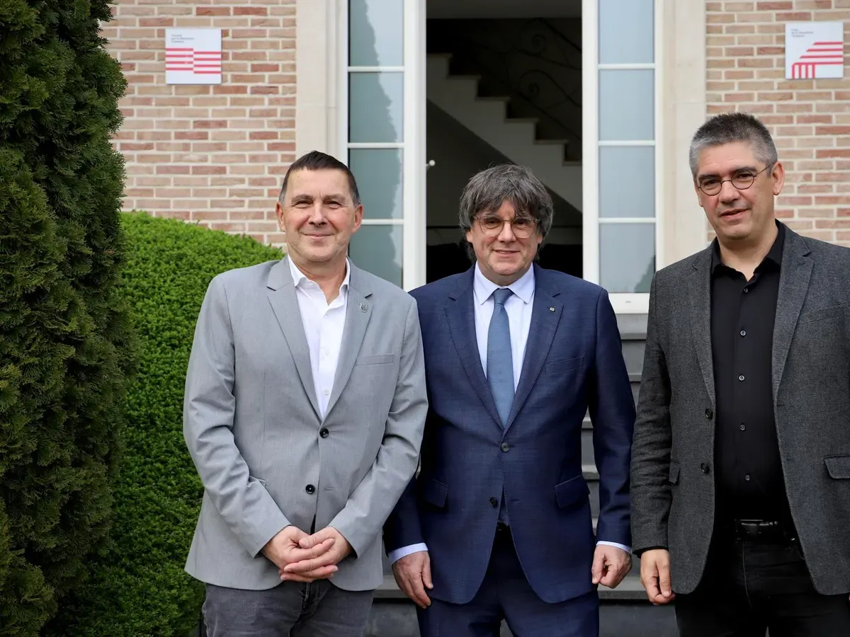 Otegi se reúne con Puigdemont antes de la votación de los decretos: ¿mediación o coincidencia?