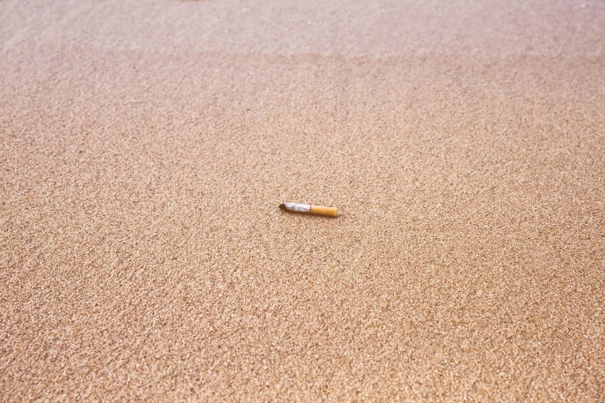 Adiós a fumar en terrazas y playas: la nueva ley que llegará al BOE cambia las reglas del tabaco en España
