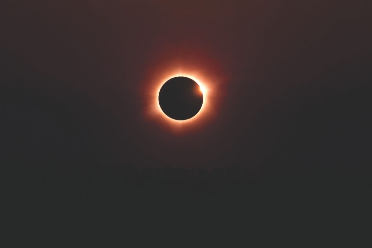 El BOE activa el plan especial por el eclipse de hoy: hasta 1,5 millones de desplazamientos y aviso de la DGT